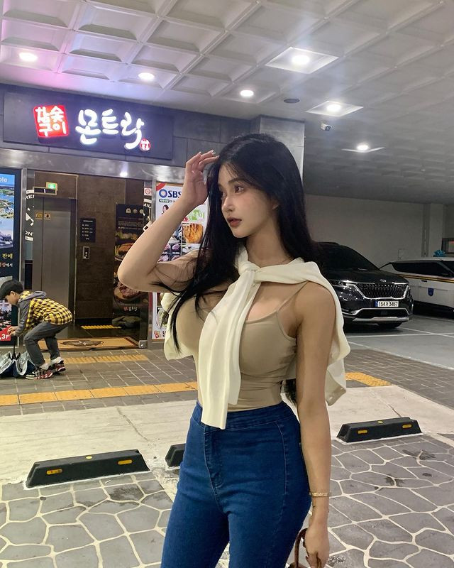 Liễu Kỳ cũng được đánh giá có gu thời trang rất gợi cảm mà không phản cảm.