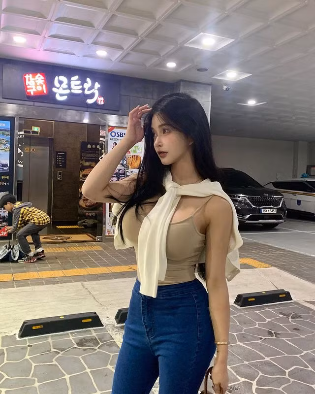 Liễu Kỳ cũng được đánh giá có gu thời trang rất gợi cảm mà không phản cảm.