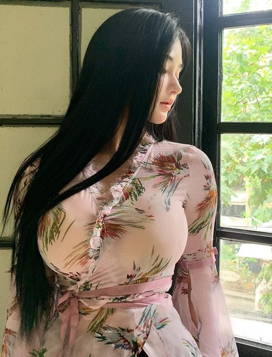 Theo tìm hiểu, hot girl Liễu Kỳ sở hữu khuôn mặt xinh như búp bê, thân hình gợi cảm, bốc lửa.