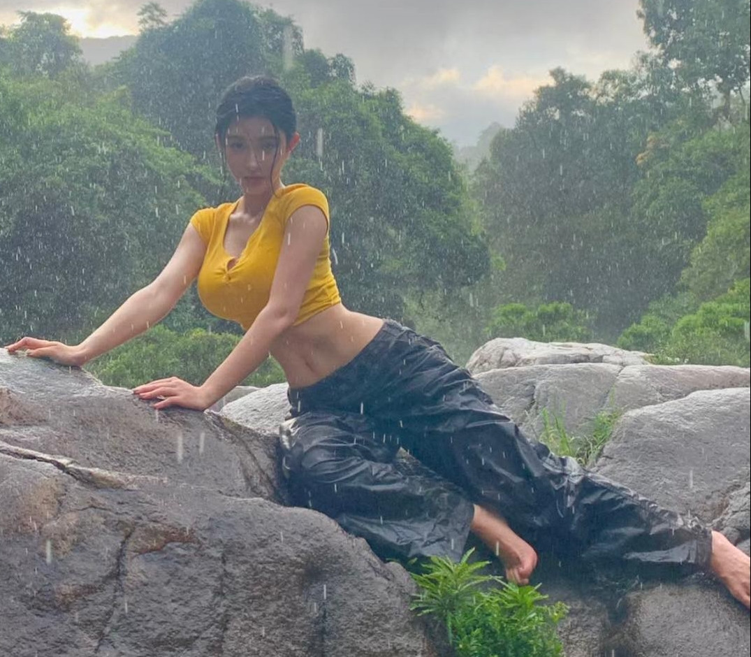 Cư dân mạng sau khi xem xong những bức ảnh này không khỏi cảm thán, quả đúng là mỹ nhân, dù thời tiết không ủng hộ, dù có phải dầm mưa, nhan sắc và dáng vóc của cô nàng vẫn không hề mờ, còn có vẻ đẹp riêng.