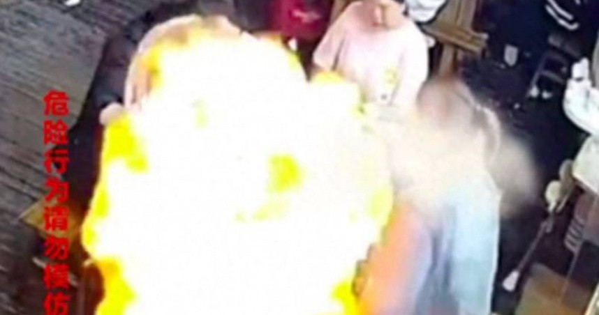 Nghich bong bay trong nha hang, co gai suyt tu thieu