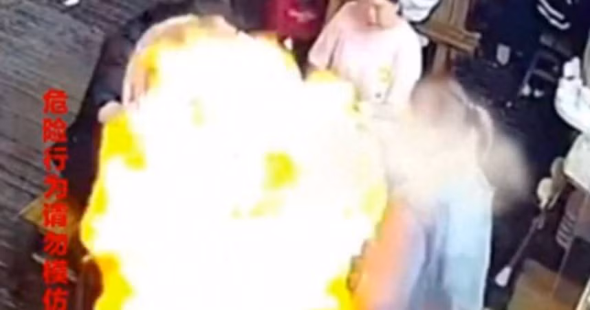 Nghich bong bay trong nha hang, co gai suyt tu thieu