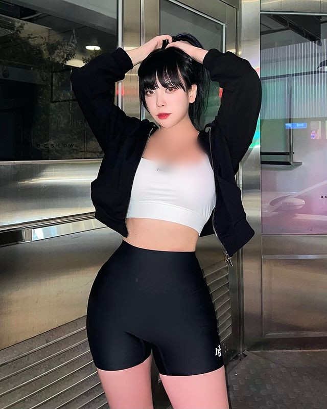 Ngay cả khi diện đồ tập, Dami cũng không quên khoe dáng vóc chữ S đẹp mê hoặc của mình.