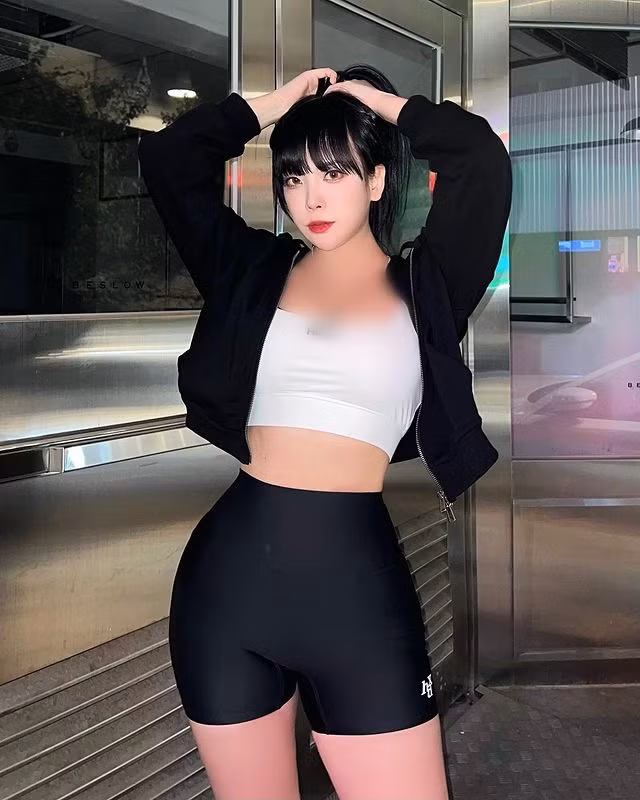 Ngay cả khi diện đồ tập, Dami cũng không quên khoe dáng vóc chữ S đẹp mê hoặc của mình.