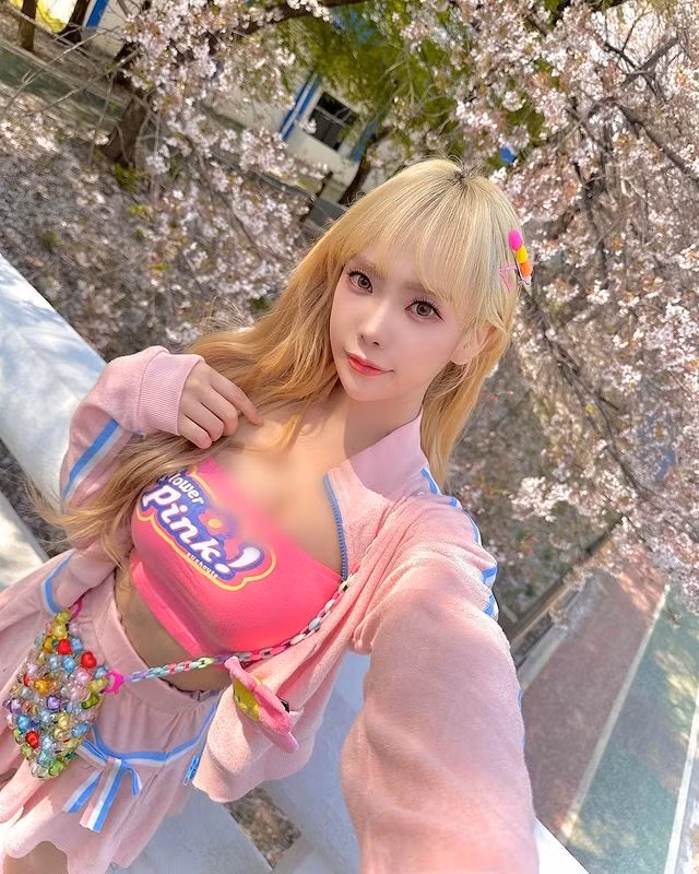 Rất nhanh, danh tính của hot girl này cũng được tìm ra, đó là hot girl Dami, người Hàn Quốc.