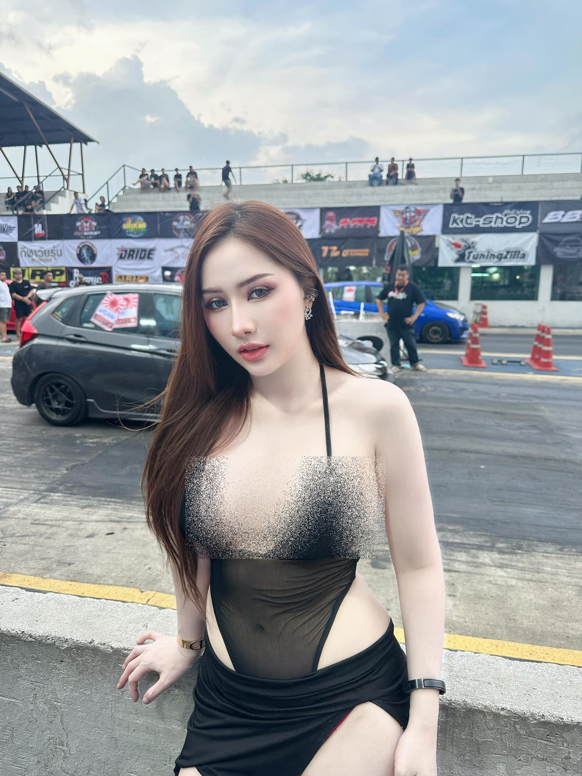 Cô nàng sẵn sàng diện những trang phục cắt xẻ vô cùng thiếu vải để khoe thân hình gợi cảm của mình.