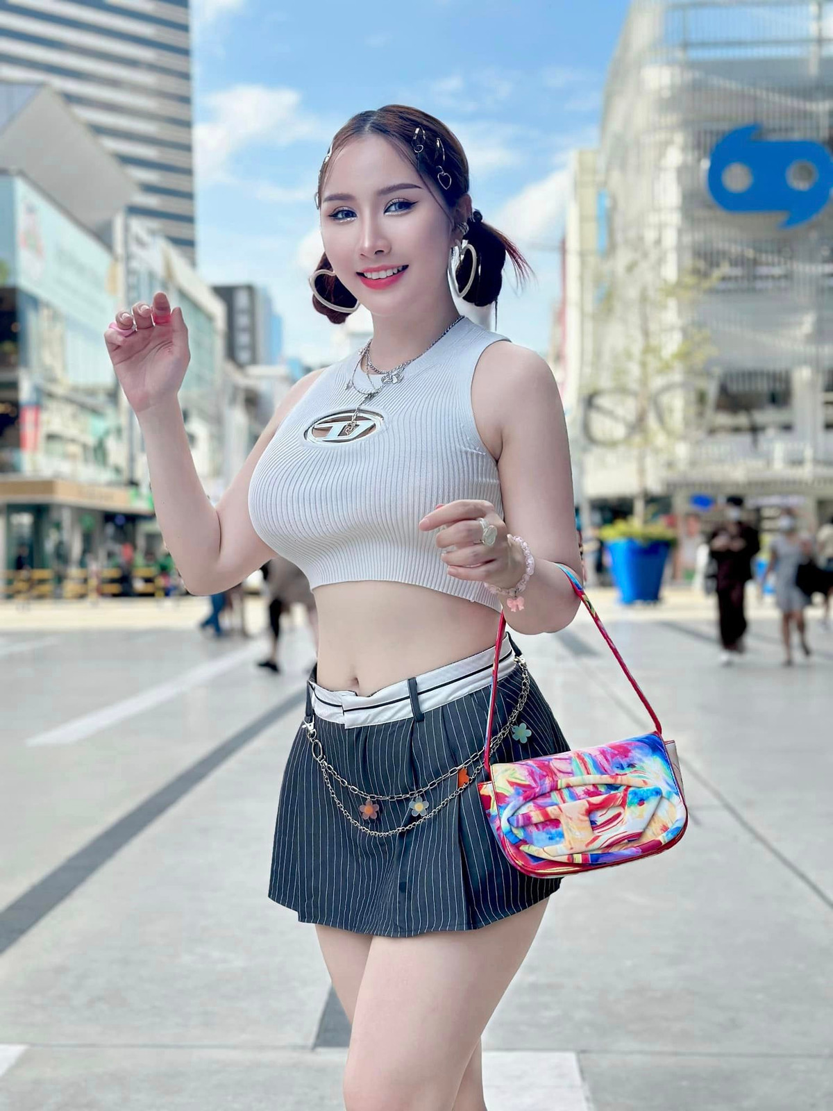 Trong ảnh là hot girl Yumiko lên đồ đi chơi, đây là bộ trang phục được đánh giá gợi cảm mà không phản cảm của Yumiko.