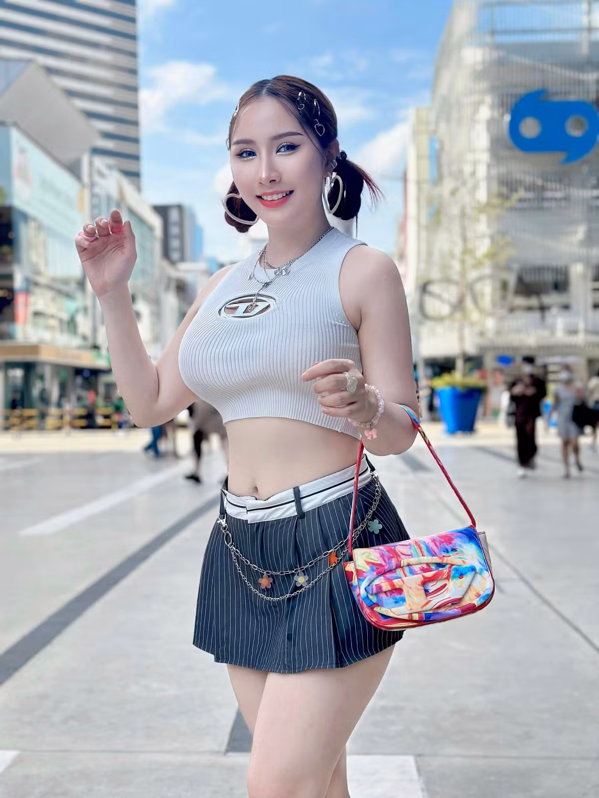 Trong ảnh là hot girl Yumiko lên đồ đi chơi, đây là bộ trang phục được đánh giá gợi cảm mà không phản cảm của Yumiko.