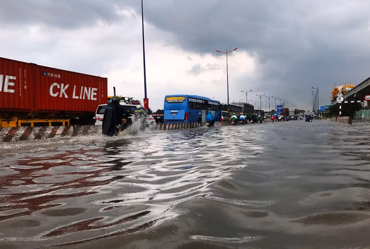 Đến giờ cao điểm chiều cùng ngày, tình trạng mưa, ngập nước ở TP HCM vẫn đang diễn biến vô cùng phức tạp.