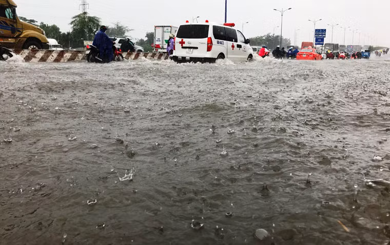 Cả khu vực đường dẫn lên cầu Rạch Chiếc (hướng từ các tỉnh vào trung tâm TP HCM) mênh mông trong biển nước.