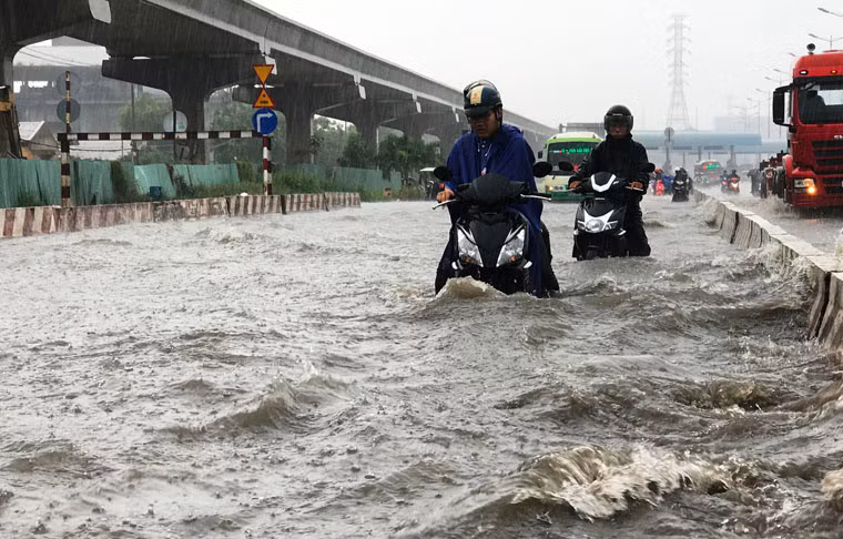 Xe cộ bì bõm lội nước.