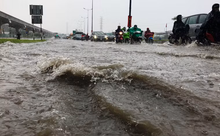 Nước mưa ngập gần 1m tạo sóng cuồn cuộn trên XLHN...