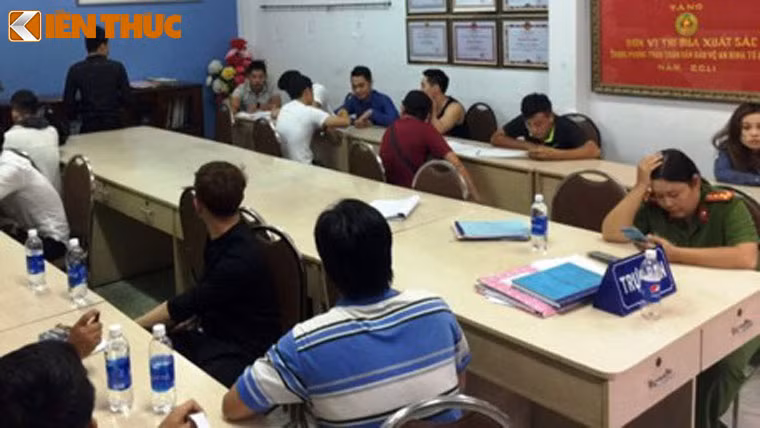 Anh: Danh sap “dong sung suong” cua quy ong va trai tre o SG