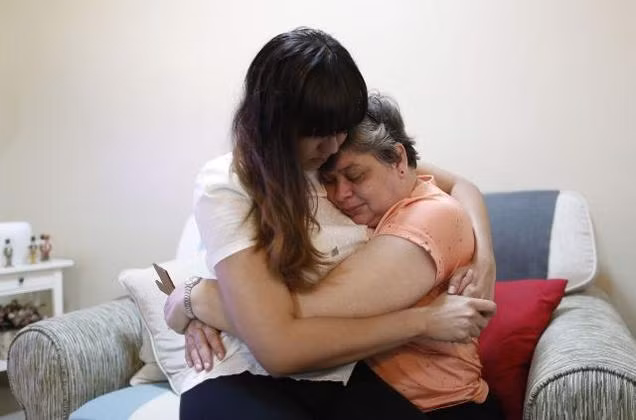 Hai người phụ nữ đang phải dựa vào nhau để tiếp tục sống khi chồng, cha mình là Jacquita Gonzales đã mất tích bí ẩn cùng chuyến bay MH370 1 năm trước.