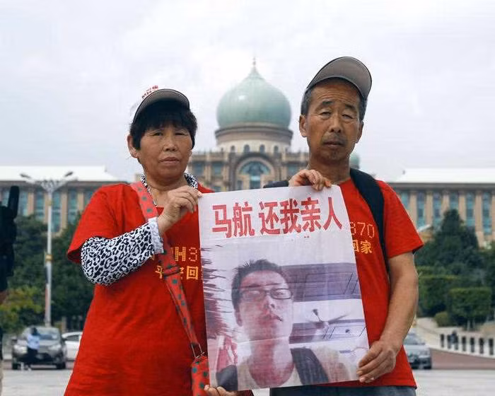 Con trai duy nhất của cặp vợ chồng này đã mất tích. Sau 1 năm, họ vẫn miệt mài đi tìm thông tin về con mình, bất chấp tuổi già.