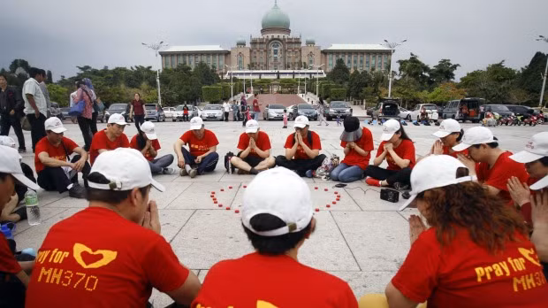 Thân nhân hành khách của chuyến bay MH370 đang cầu nguyện bên ngoài Phủ Thủ tướng Malaysia ở Putrajaya.