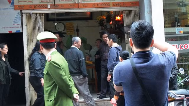 Quy lay xin dua thi hai me vao nha lo hau su