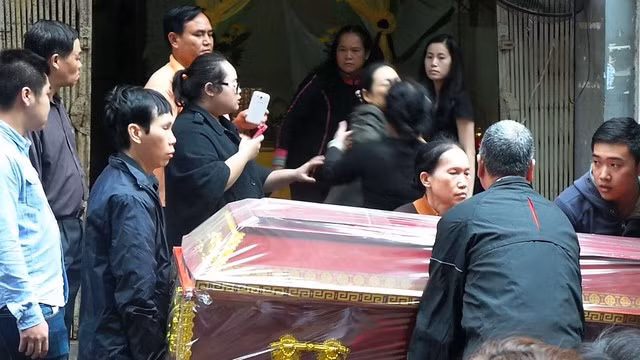 Quy lay xin dua thi hai me vao nha lo hau su-Hinh-3