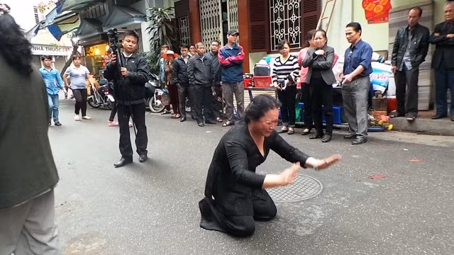 Quy lay xin dua thi hai me vao nha lo hau su-Hinh-5