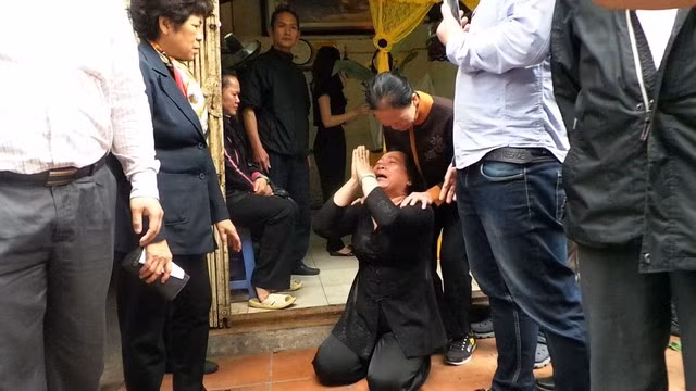 Quy lay xin dua thi hai me vao nha lo hau su-Hinh-4