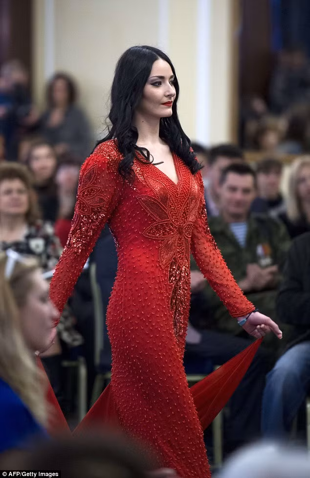 Vẻ quyến rũ chết người của những người phụ nữ đã quen với súng đạn.