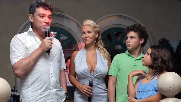 Ngoài vợ mình, ông Nemtsov còn có con với người dẫn chương trình Ekaterina Odintsova (ảnh) và cựu thư ký của mình, bà Irina Koroleva.