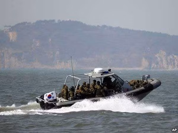 Han Quoc tang cuong tuan tra, ngan tau Trung Quoc