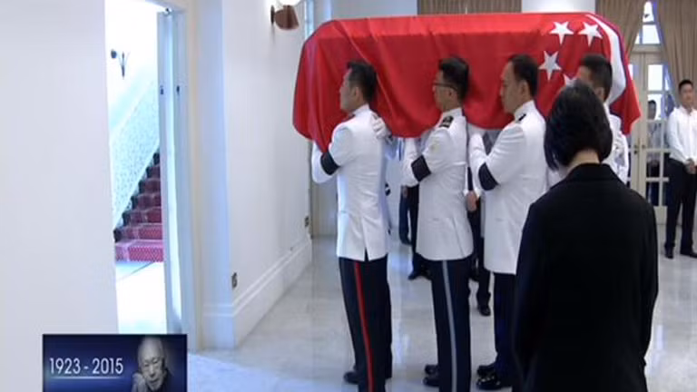 Quan tài ông Lý Quang Diệu được phủ Quốc kỳ, với hình mặt trăng lưỡi liềm và những ngôi sao đặt gần tim vị cựu lãnh đạo. Đây là nghi thức thể hiện sự tôn vinh cao nhất với ông Lý Quang Diệu.