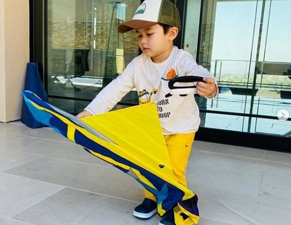 Được nghỉ học tại nhà, bé Thiên Từ không quá buồn phiền mà trái lại rất vui vẻ. Đây là dịp hiếm hoi bé có thời gian dài chơi với bố (vì trước đây Đan Trường bận đi diễn).