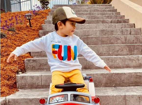 Loạt khoảnh khắc đáng yêu của con trai Đan Trường khi chơi tại gia.