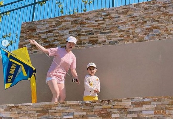 Thiên Từ thích thú với các trò chơi tại nhà như: chạy nhảy, đi bơi, thả diều... Khi có dịp được ra ngoài, Thủy Tiên cũng trang bị khẩu trang cho con trai rất cẩn thận.