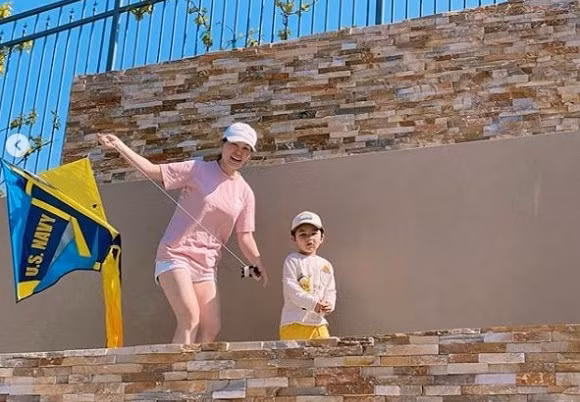 Thiên Từ thích thú với các trò chơi tại nhà như: chạy nhảy, đi bơi, thả diều... Khi có dịp được ra ngoài, Thủy Tiên cũng trang bị khẩu trang cho con trai rất cẩn thận.