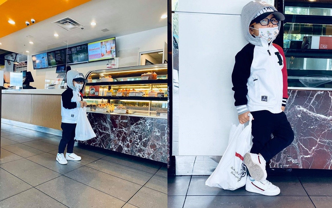 Bà xã Đan Trường cũng cho con trai đeo khẩu trang khi có dịp ra ngoài. 