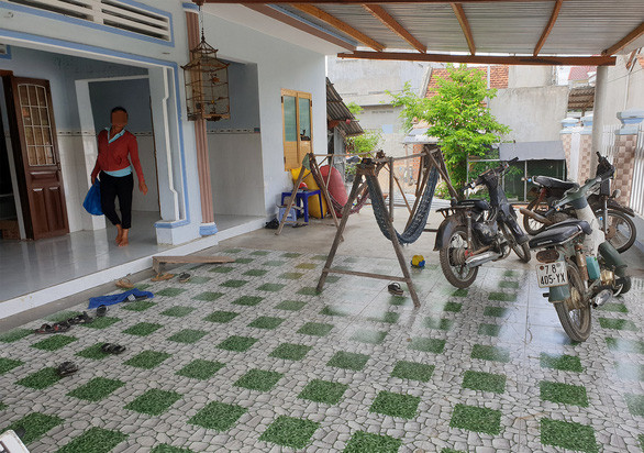 Chiều 24/4, tại bệnh viện, cụ Tám cho biết cụ bị bướu cổ ác tính, điều trị đã 4 năm tại TP.HCM. Do hết tiền điều trị bệnh, cụ Tám bàn với 3 con gái, 2 con trai về việc chia phần đất mà vợ chồng cụ tạo lập (cụ bà mất trước đó do tai nạn giao thông).