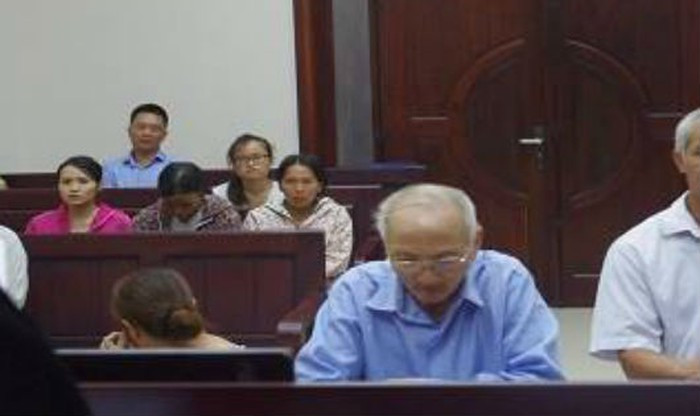  Hà Nội: Vì tranh chấp đất đai, anh đâm chết em: Ngày 11/7/2017, Nguyễn Văn Soi (SN 1944, trú tại huyện Thanh Oai,TP Hà Nội) mâu thuẫn đất đai với em cùng cha khác mẹ. Sau nhiều lần thách thức, trong một lần ẩu đả, ông Soi đã đâm chết em trai.