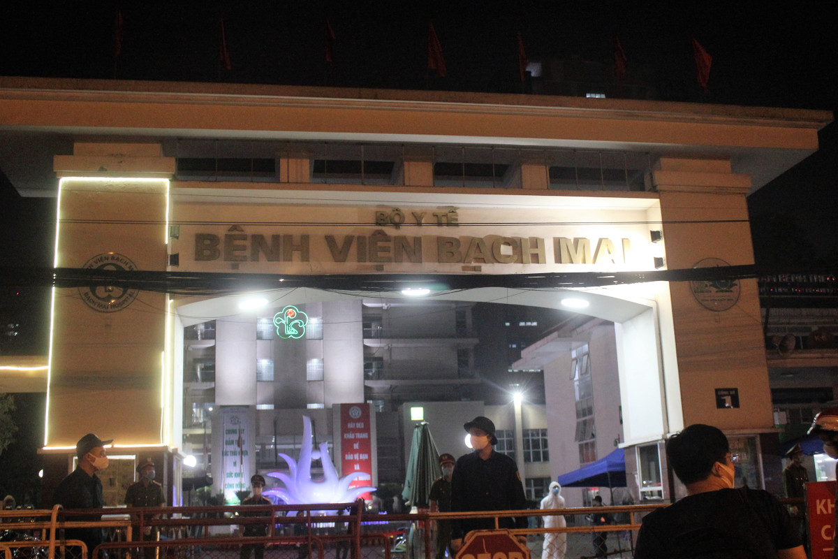  Bệnh viện Bạch Mai thực hiện quy định "nội bất xuất, ngoại bất nhập" bắt đầu từ ngày 28/3 sau khi ghi nhận thêm 2 ca nhiễm Covid-19 đầu tiên, là 2 nữa điều dưỡng bệnh nhân 86, 87.