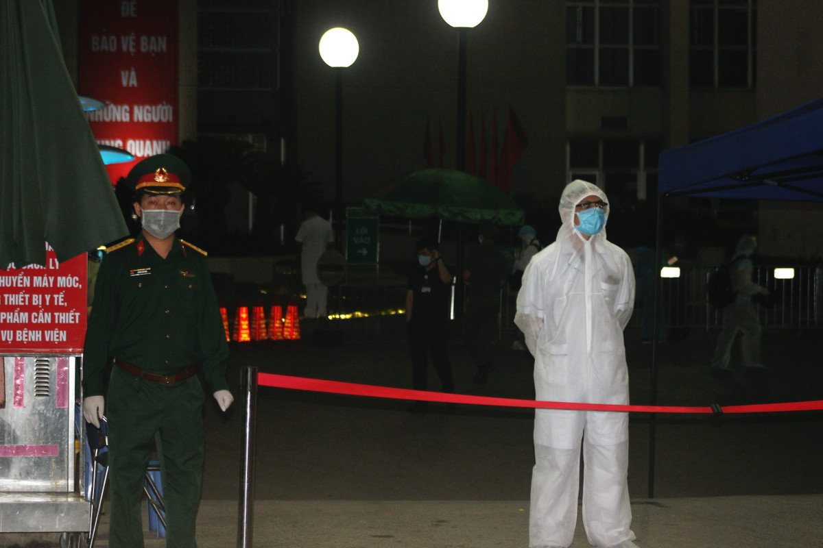 Giây phút chờ đón dỡ lệnh cách ly của Bệnh viện Bạch Mai cũng đã đến