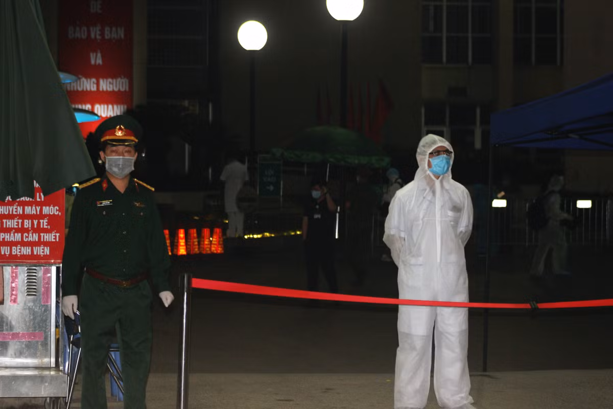 Giây phút chờ đón dỡ lệnh cách ly của Bệnh viện Bạch Mai cũng đã đến