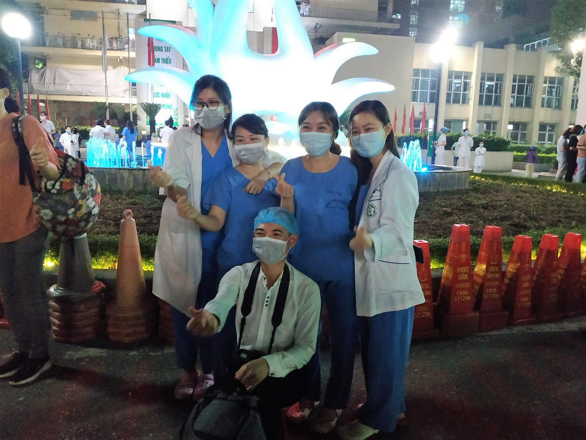 Nhân viên y tế tranh thủ chụp ảnh ăn mừng hết thời gian cách ly.