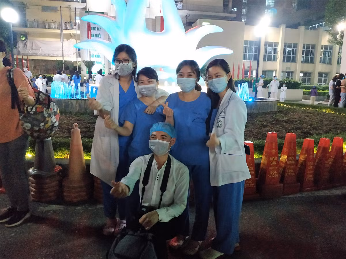 Nhân viên y tế tranh thủ chụp ảnh ăn mừng hết thời gian cách ly.