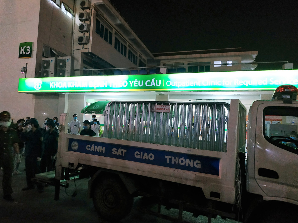 Các rào chắn cách ly tại sân Bệnh viện Bạch Mai đều đã được chuyển hết lên xe của Công an TP Hà Nội.