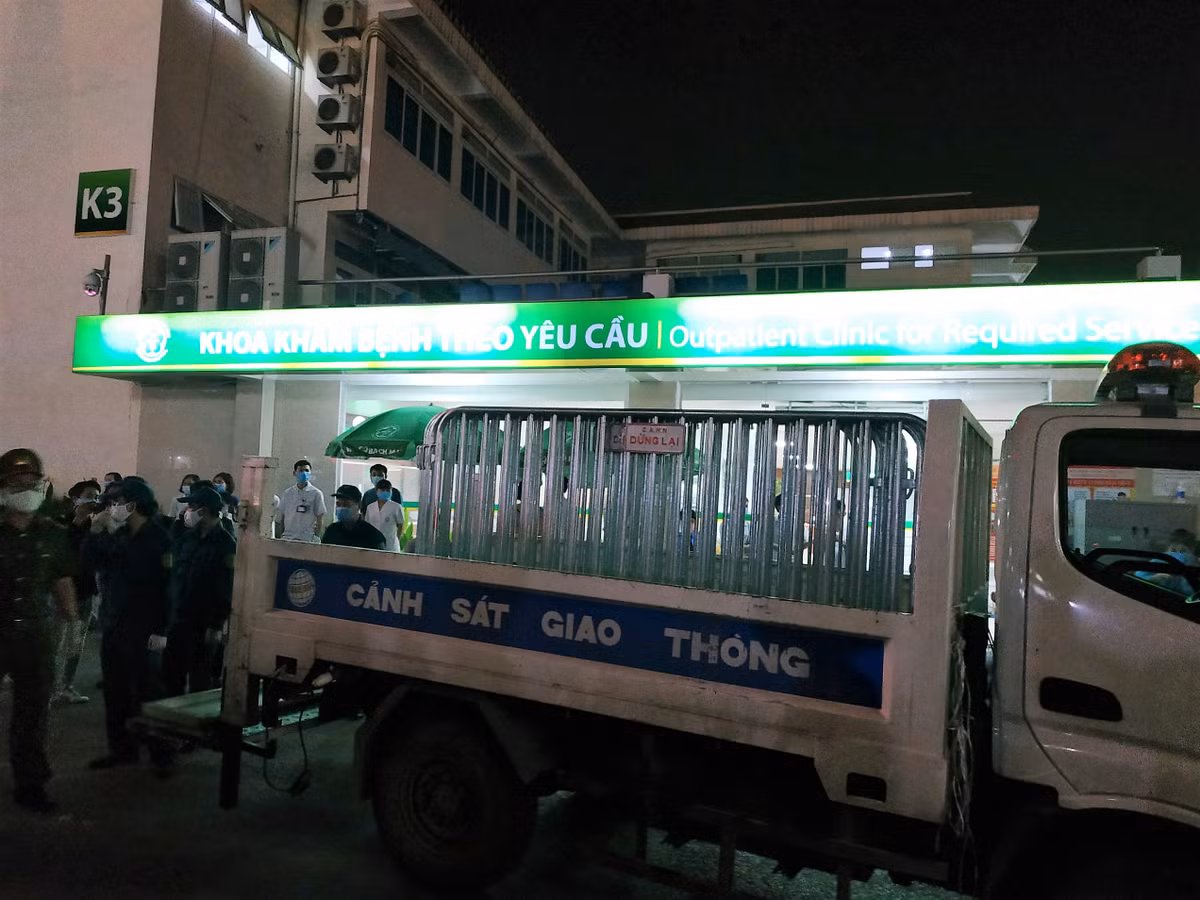 Các rào chắn cách ly tại sân Bệnh viện Bạch Mai đều đã được chuyển hết lên xe của Công an TP Hà Nội.