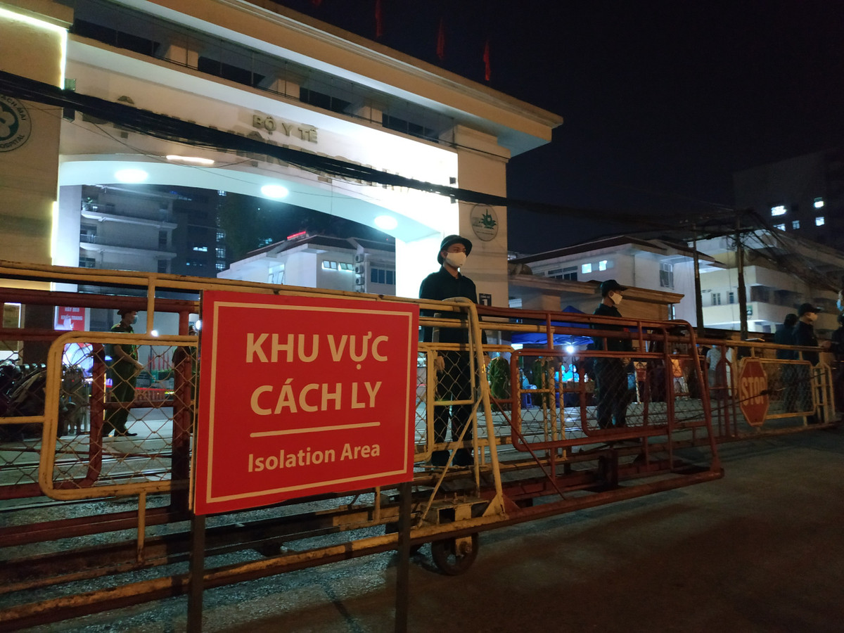 Tất cả các cán bộ bác sỹ, y tá, điều dưỡng của Bệnh viện Bạch Mai với xấp xỉ 4.000 người cũng đã được xét nghiệm lần thứ 2 và có những trường hợp đến nay đã được xét nghiệm lần thứ 3 và đều có kết quả âm tính.