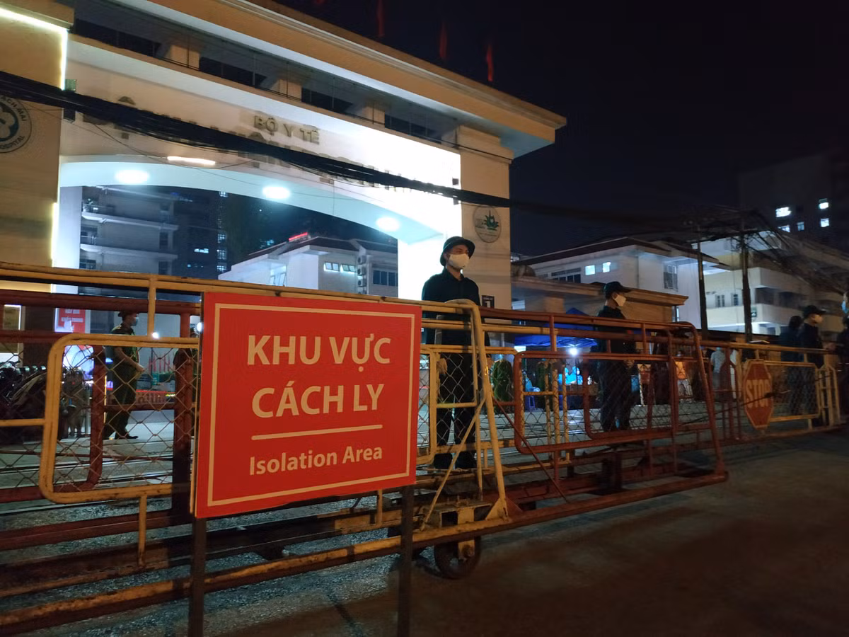 Tất cả các cán bộ bác sỹ, y tá, điều dưỡng của Bệnh viện Bạch Mai với xấp xỉ 4.000 người cũng đã được xét nghiệm lần thứ 2 và có những trường hợp đến nay đã được xét nghiệm lần thứ 3 và đều có kết quả âm tính.