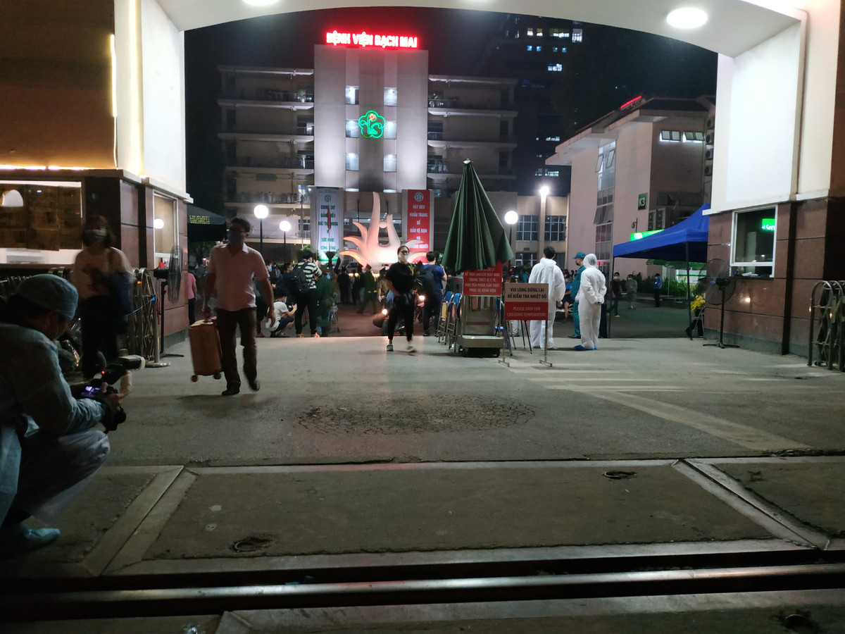 Cổng bệnh viện Bạch Mai chính thức được tự do đi lại.