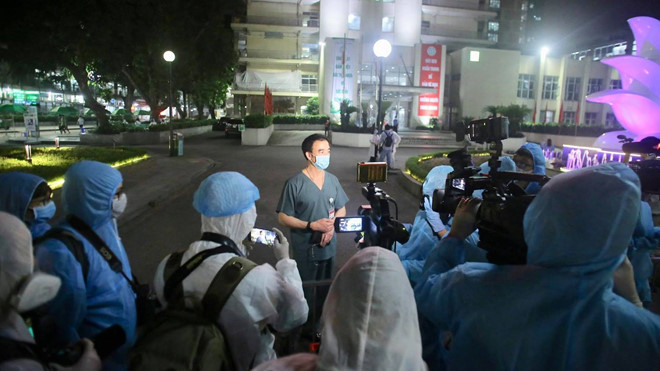 Đúng 0h00 ngày 12/4, GS.TS Nguyễn Quang Tuấn - Giám đốc Bệnh viện Bạch Mai, lãnh đạo bệnh viện, lãnh đạo phường Phương Mai, quận Đống Đa cùng có mặt trong giây phút đặc biệt này. GS Tuấn thay mặt nhận quyết định gỡ phong toả từ đại diện uỷ ban phường Phương Mai.