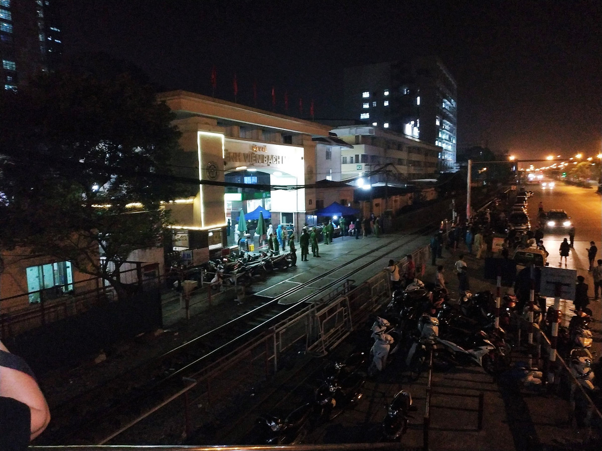 Theo danh sách cung cấp, ngoài số cán bộ y tế đã lấy mẫu xét nghiệm từ ngày 10-28/3, hiện tại vẫn còn gần 4 đến 5.000 trường hợp liên quan ngoài cộng đồng chưa khai báo và chưa lấy mẫu xét nghiệm.