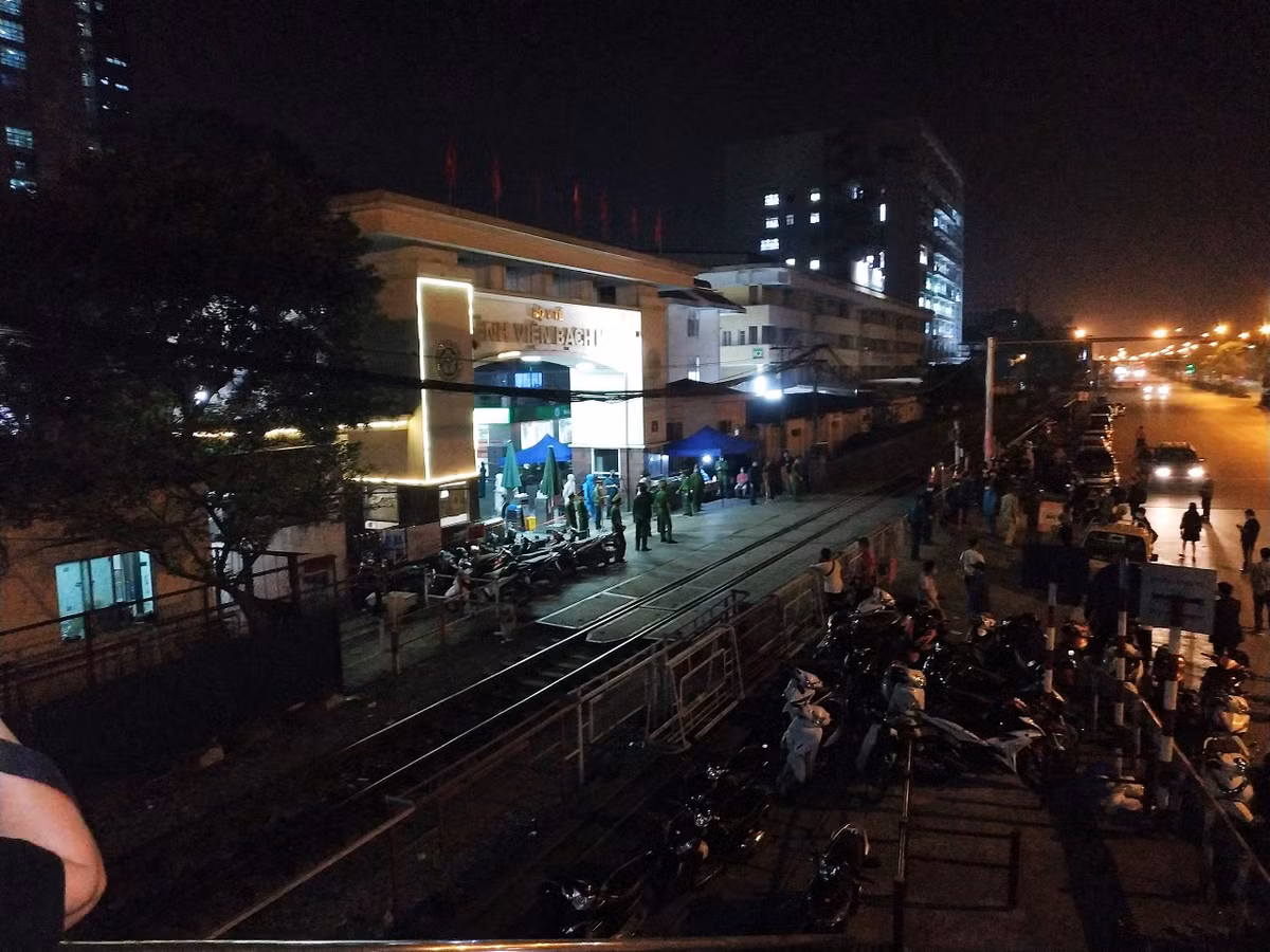 Theo danh sách cung cấp, ngoài số cán bộ y tế đã lấy mẫu xét nghiệm từ ngày 10-28/3, hiện tại vẫn còn gần 4 đến 5.000 trường hợp liên quan ngoài cộng đồng chưa khai báo và chưa lấy mẫu xét nghiệm.