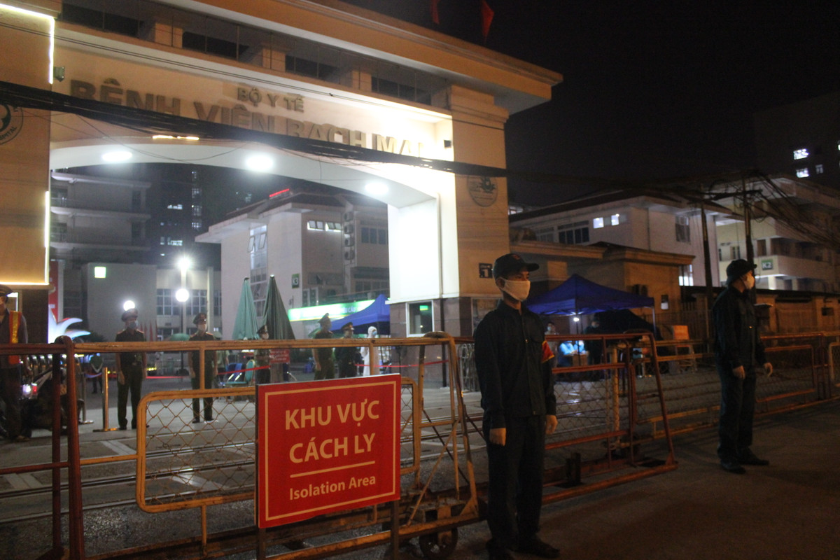 Cổng BV Bạch Mai trước giây phút thông báo dỡ lệnh cách ly.