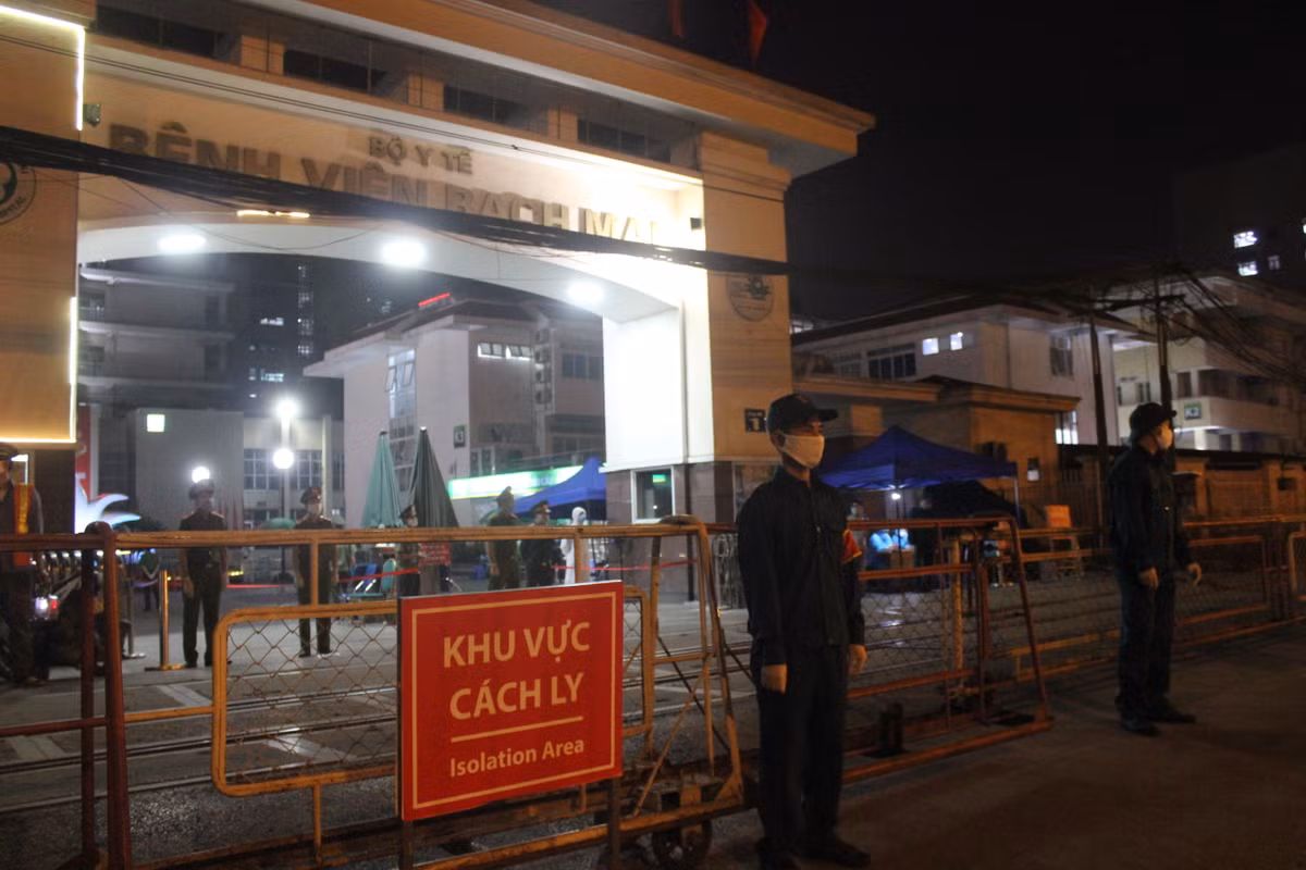 Cổng BV Bạch Mai trước giây phút thông báo dỡ lệnh cách ly.